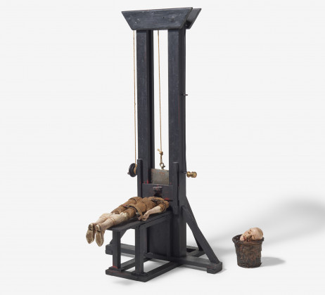 Modell einer Guillotine mit Geköpftem