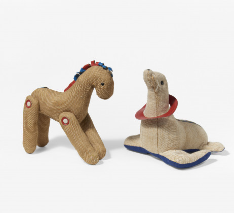 Zwei Spielzeugtiere: Robbe und Pferd