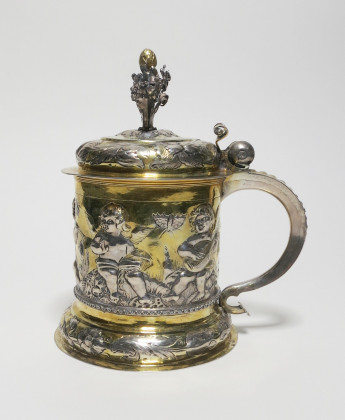 Partially gilt silver tankard with gilt interior depicting cupids with instruments