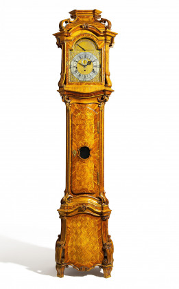 Highly important courtly longcase clock made of nutwood and cedarwood