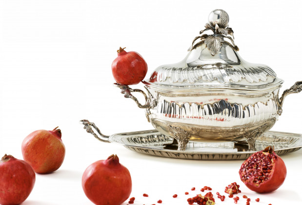 Splendid silver rococo tureen with pomegranate knob and gilt interior on Présentoir