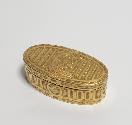 Oval yellow gold snuff-box with flaming hearts