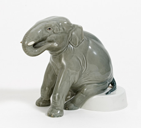 Sitzender Elefant