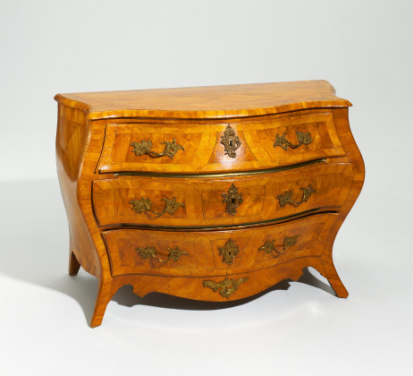 Rococo commode made of mahogany, acornwood and rootwood
