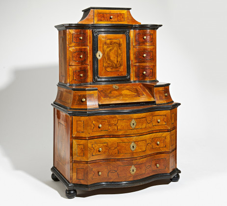 Baroque writing cabinet à trois corps made of nutwood, veined wood, acornwood a.o.