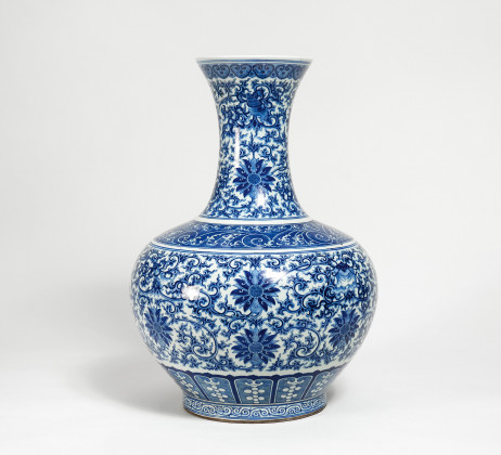 Große Tiangqiuping-Vase mit den Acht Buddhistischen Kostbarkeiten