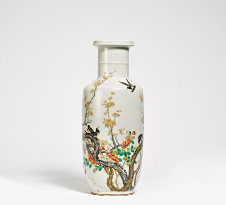 Rouleau-Vase mit Elstern auf blühenden Pflaumen