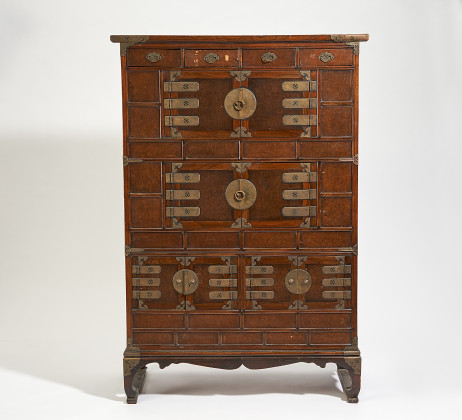 Three tiered cup board (meoritjang) on a base