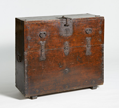 One part chest (bandaji) with frontal flap