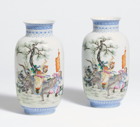 Paar Lampion-Vasen mit Krieger auf Löwe und Gedicht