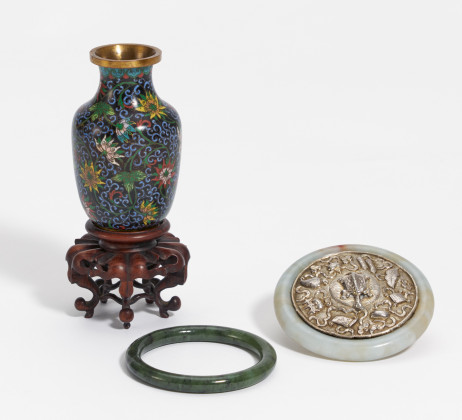 Spiegelchen, Jade-Armreif und Cloisonné-Vase