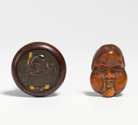 Kagamibuta mit Kanjinjô-Benkei und Maskennetsuke der Okame