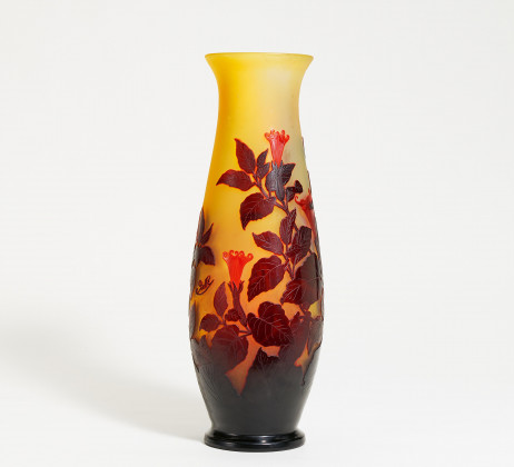 Vase mit floralem Dekor
