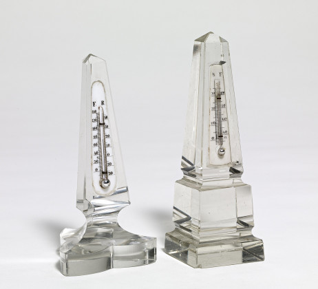 Zwei kleine Obelisken mit Thermometer