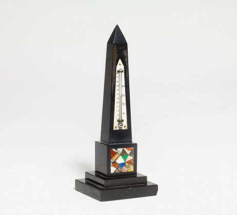 Obelisk mit Thermometer