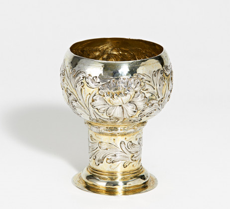 Kleiner Römer mit Blumenranken