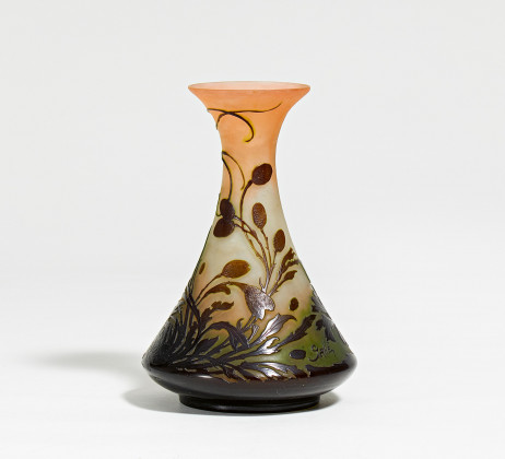 Bulbous glass vase with algae and starfish