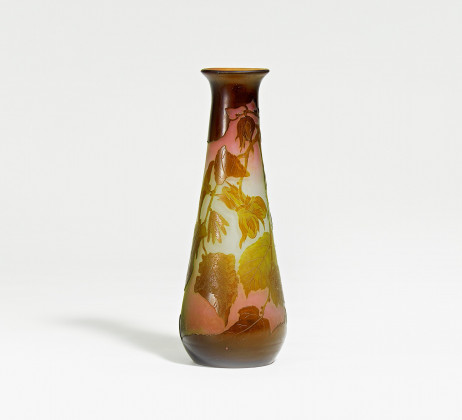 Keulenförmige Vase mit Haselnusszweigen