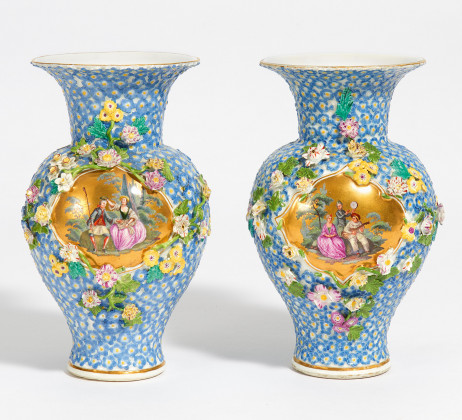 Zwei Vasen mit galanten Paaren