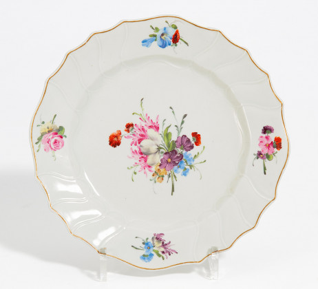 Porcelain plate with floral decor