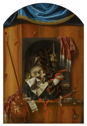 Trompe-l'oeil eines Vanitas-Stilllebens mit Uhr und Totenschädel auf einem Regal an einer Wand, daneben Malutensilien