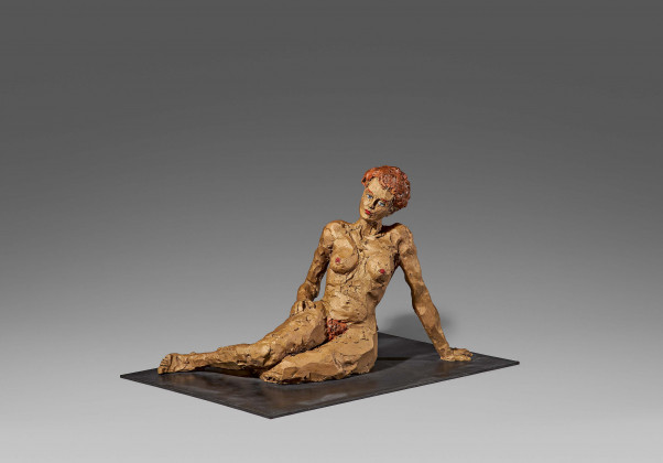Konvolut von zwei Skulpturen: Kniender Mann und Liegende Frau