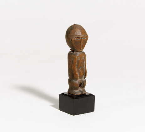 Sitzende Figur