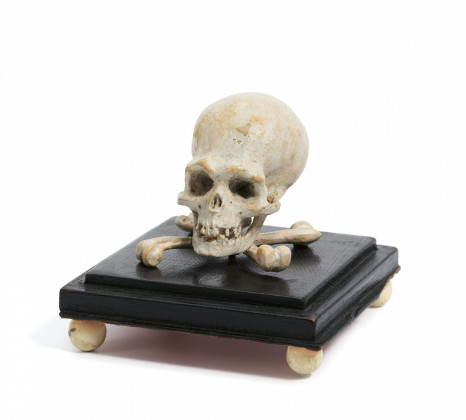 Small wooden memento head on pedestal