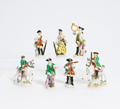 7 Miniaturfiguren Jäger und Jägerinnen