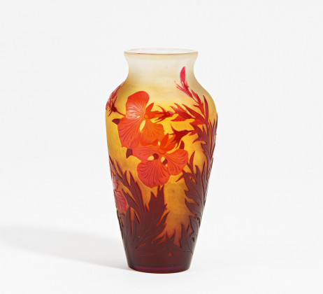 Kleine Vase mit Irisdekor
