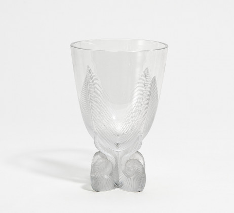 Zierglas mit Blatt- und Schneckenmotiven