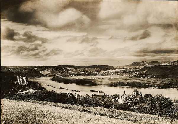 Das Rheintal bei Remagen, im Vordergrund links die Apollinariskapelle, im Hintergrund Siebengebirge m. Drachenfels