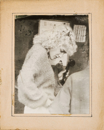 Frau in Telefonzelle