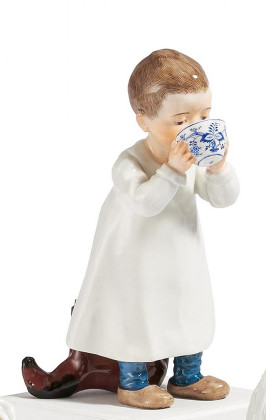 Child drinking from a 'Zwiebelmuster' cup