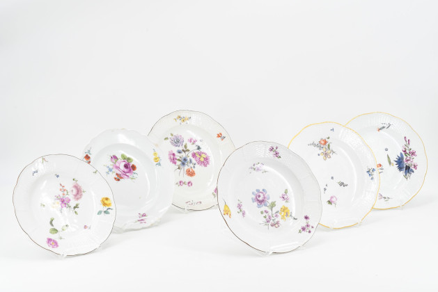 5 plates with woven basket rim and floral decor
