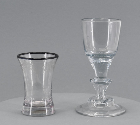 Schnapsglas und Weinglas [1]
