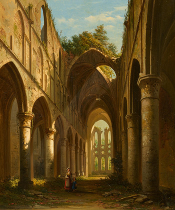 Im Inneren der Ruine einer gotischen Kirche