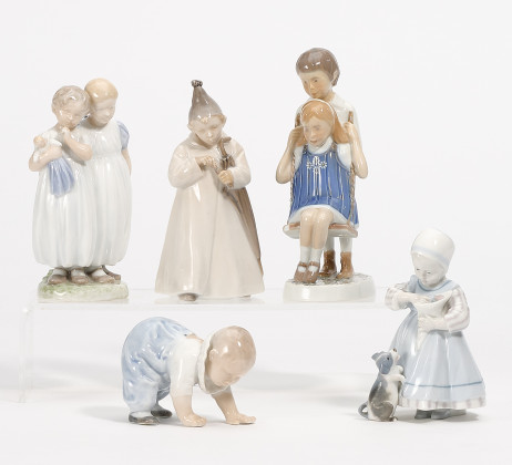 Kleinkind, Knabe als Sandmann und zwei Mädchen mit Puppe