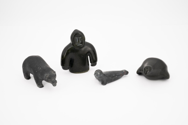 Gruppe von vier Inuit Steinfiguren