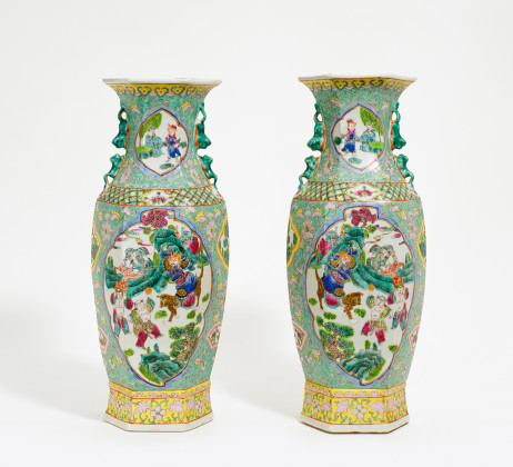 Paar große sechskantige Vasen mit figürlicher Darstellung