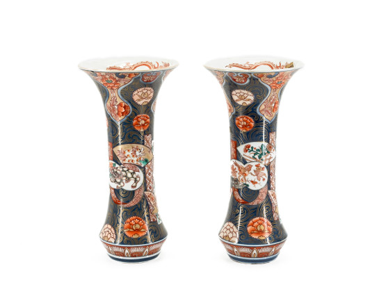 Paar trompetenförmige Vasen Imari-Dekor