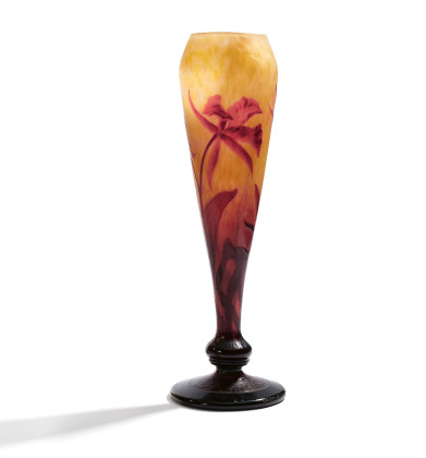 Grosse keulenförmige Vase mit Osterglocken