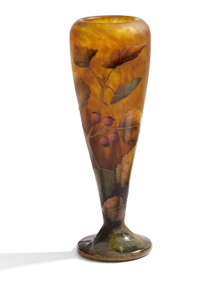 Keulenförmige Vase mit Vogelbeeren