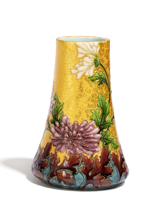 Schlanke Vase mit Chrysanthemendekor
