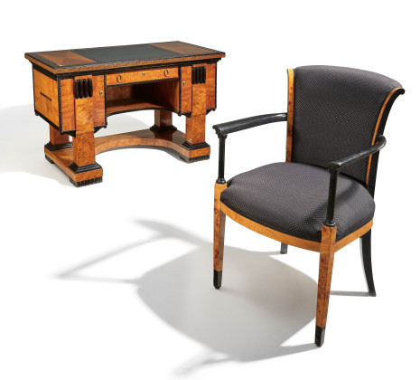 Schreibtisch und Armlehnstuhl