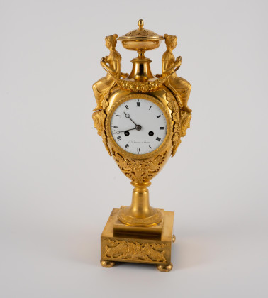 Vase-shaped pendulum clock