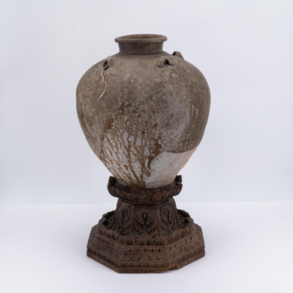 Gebauchte Vase auf Holzsockel