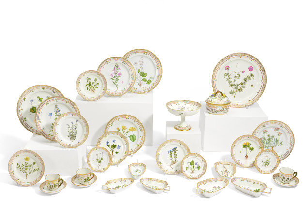 95 PIECES FROM A 'FLORA DANICA' DINING SERVICE