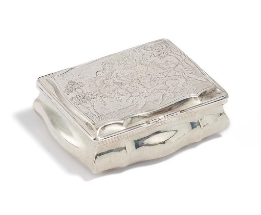 SILVER TABATIERE WITH BEAR HUNT