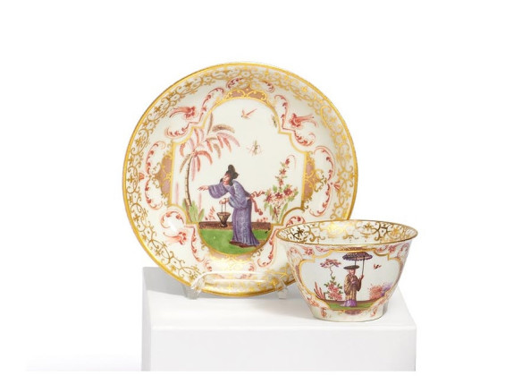PORCELAIN TEA BOWL AND SAUCER WITH LARGE CARTOUCHES OF CHINOISERIES